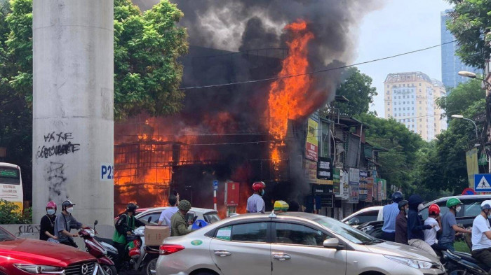 Hà Nội: Cháy lớn thiêu rụi cửa hàng máy tính ở Hồ Tùng Mậu - Ảnh 1.