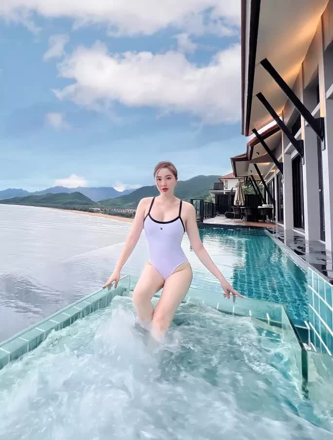 Loạt mỹ nhân Việt nóng bỏng với bikini - Ảnh 1. Loạt mỹ nhân Việt nóng bỏng với bikini - Ảnh 1.