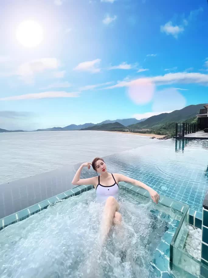 Loạt mỹ nhân Việt nóng bỏng với bikini - Ảnh 2. Loạt mỹ nhân Việt nóng bỏng với bikini - Ảnh 2.