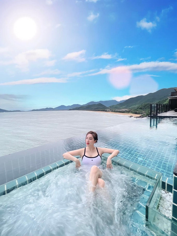 Loạt mỹ nhân Việt nóng bỏng với bikini - Ảnh 3. Loạt mỹ nhân Việt nóng bỏng với bikini - Ảnh 3.
