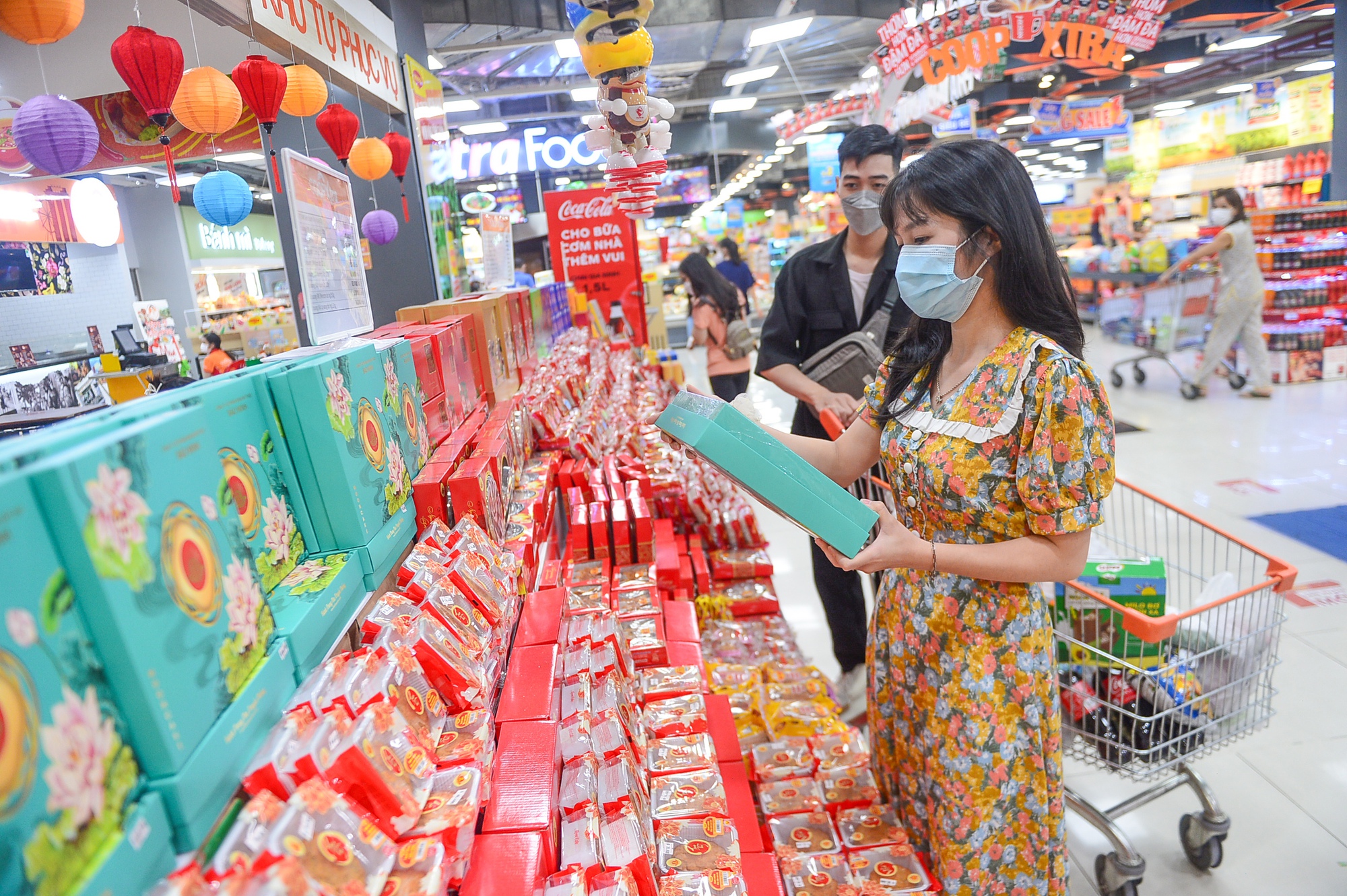 Thị trường bánh trung thu năm nay nhộn nhịp sớm - Ảnh 1. Thị trường bánh trung thu năm nay nhộn nhịp sớm - Ảnh 1.