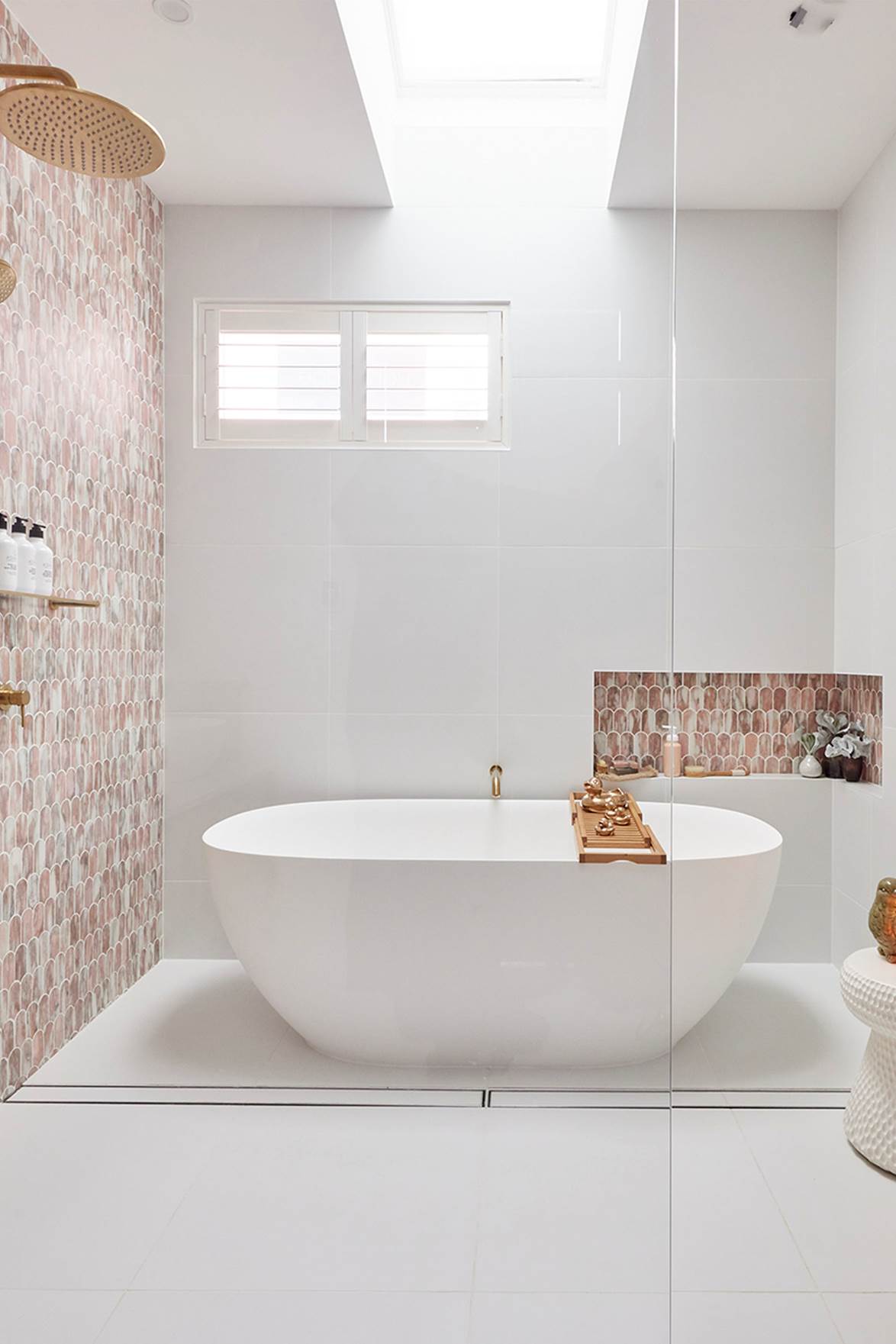 Tha hồ gom nhặt ý tưởng cho căn phòng tắm gia đình với những thiết kế đẹp miễn chê - Ảnh 1.