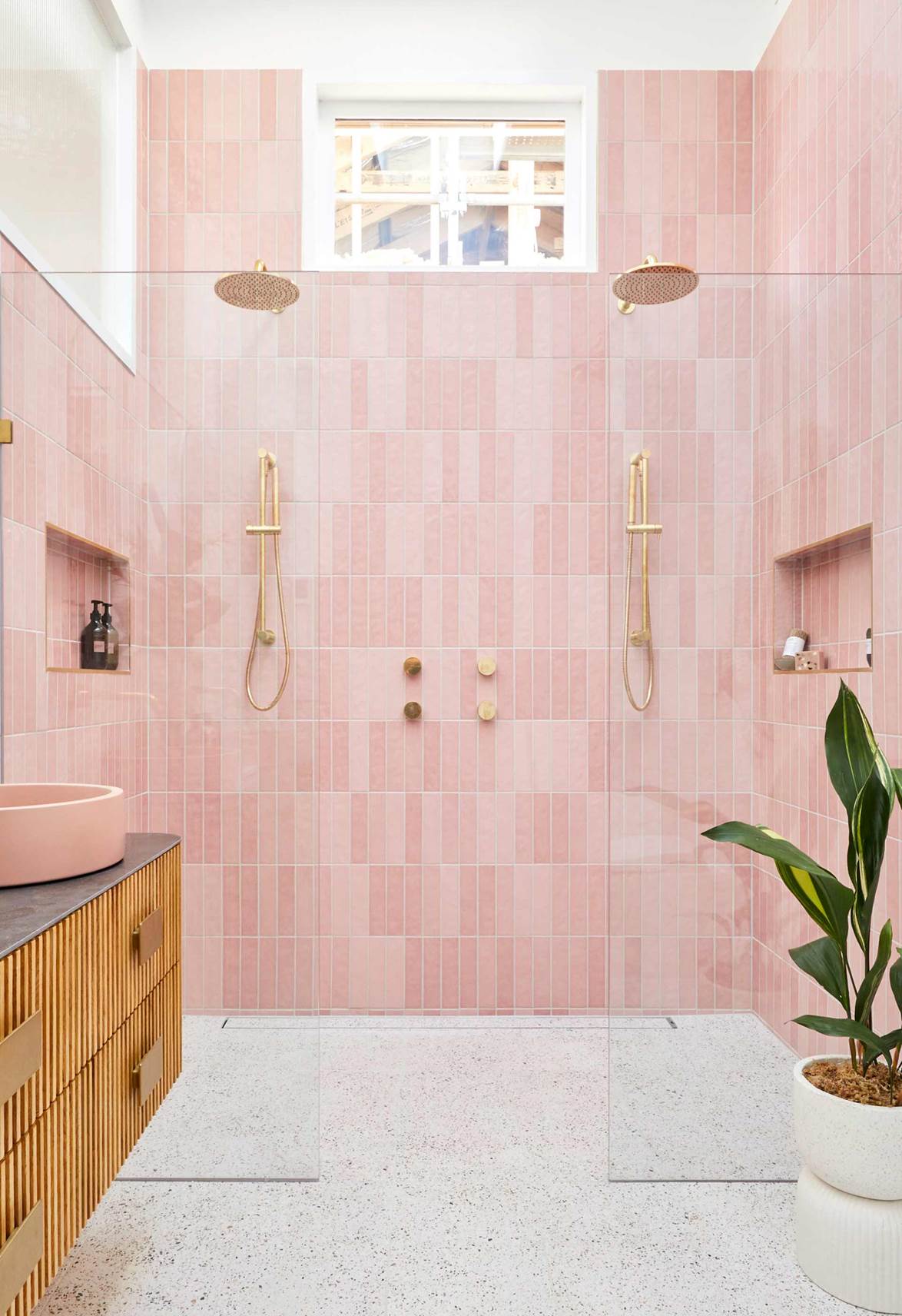 Tha hồ gom nhặt ý tưởng cho căn phòng tắm gia đình với những thiết kế đẹp miễn chê - Ảnh 5.