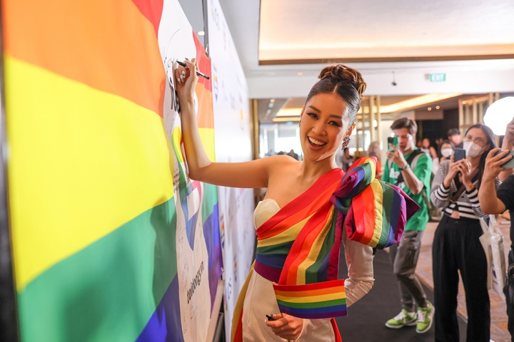 NSND Bạch Tuyết, Khánh Vân làm đại sứ chiến dịch ủng hộ cộng đồng LGBT - Ảnh 2.