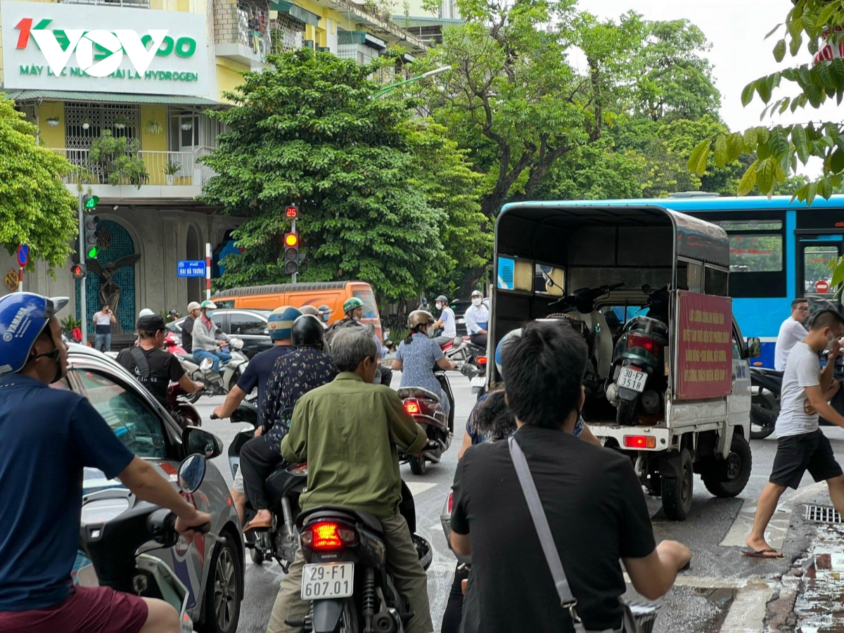 Phong tỏa hiện trường điều tra vụ người phụ nữ bị đâm chết ở phố Hàng Bài - Ảnh 3.