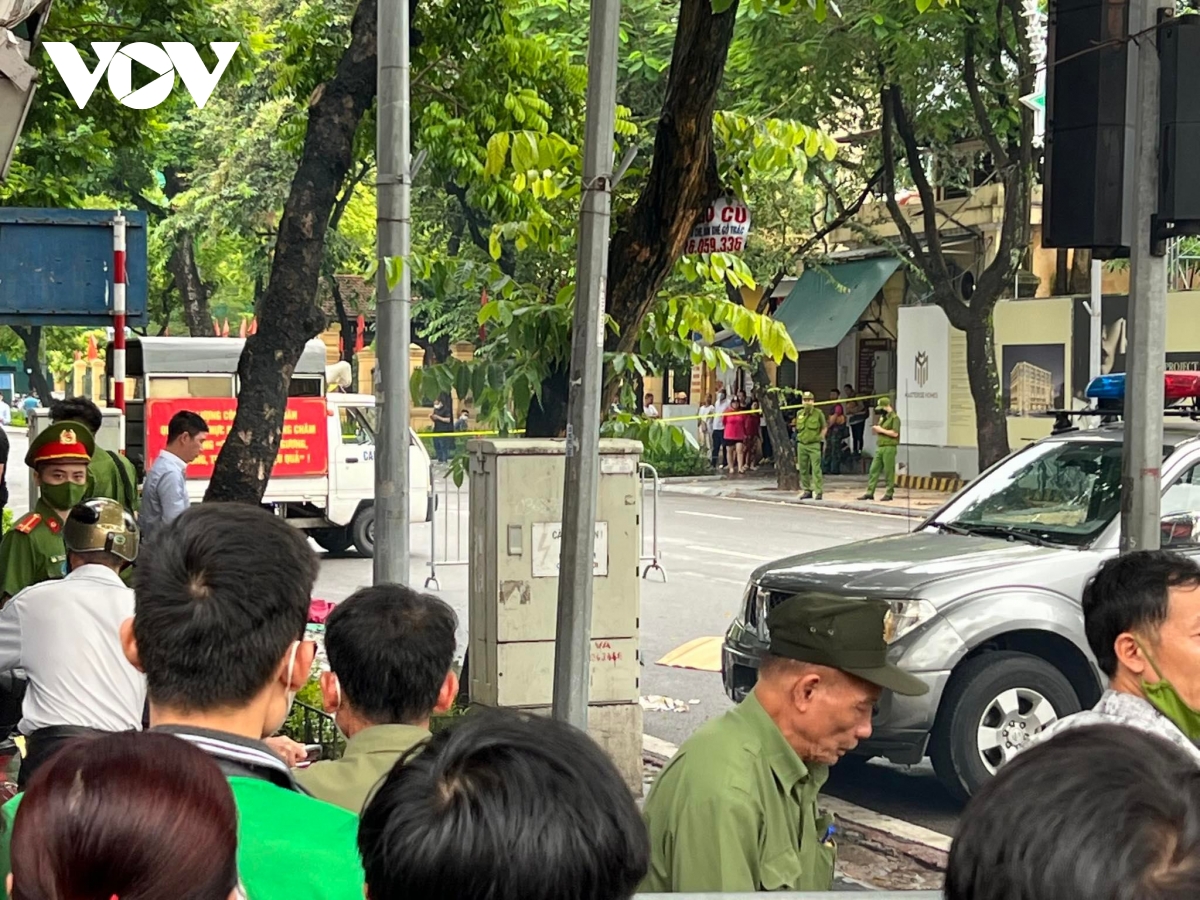 Phong tỏa hiện trường điều tra vụ người phụ nữ bị đâm chết ở phố Hàng Bài - Ảnh 1.