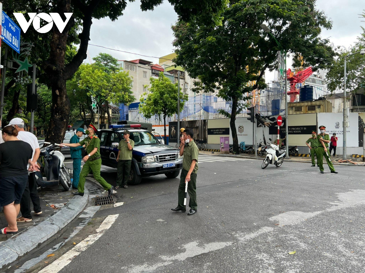 Phong tỏa hiện trường điều tra vụ người phụ nữ bị đâm chết ở phố Hàng Bài - Ảnh 2.