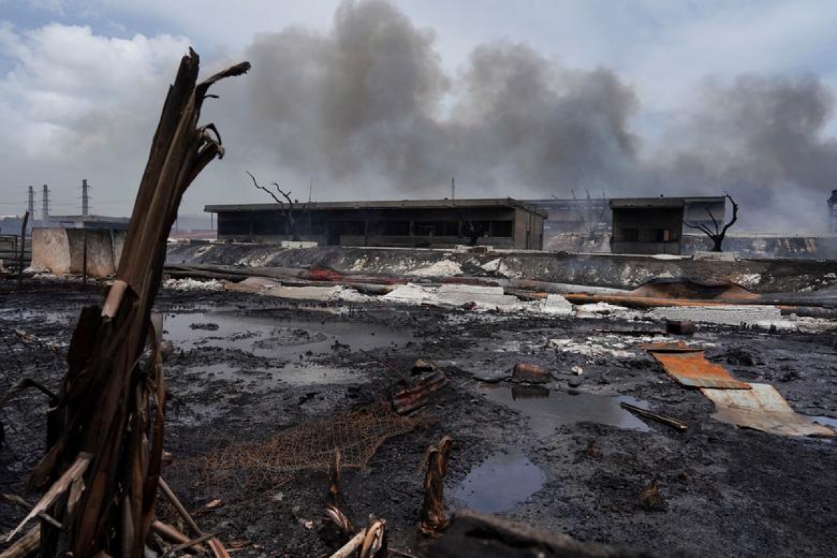 Hình ảnh kho dầu Cuba tan hoang sau vụ cháy kinh hoàng - Ảnh 1.
