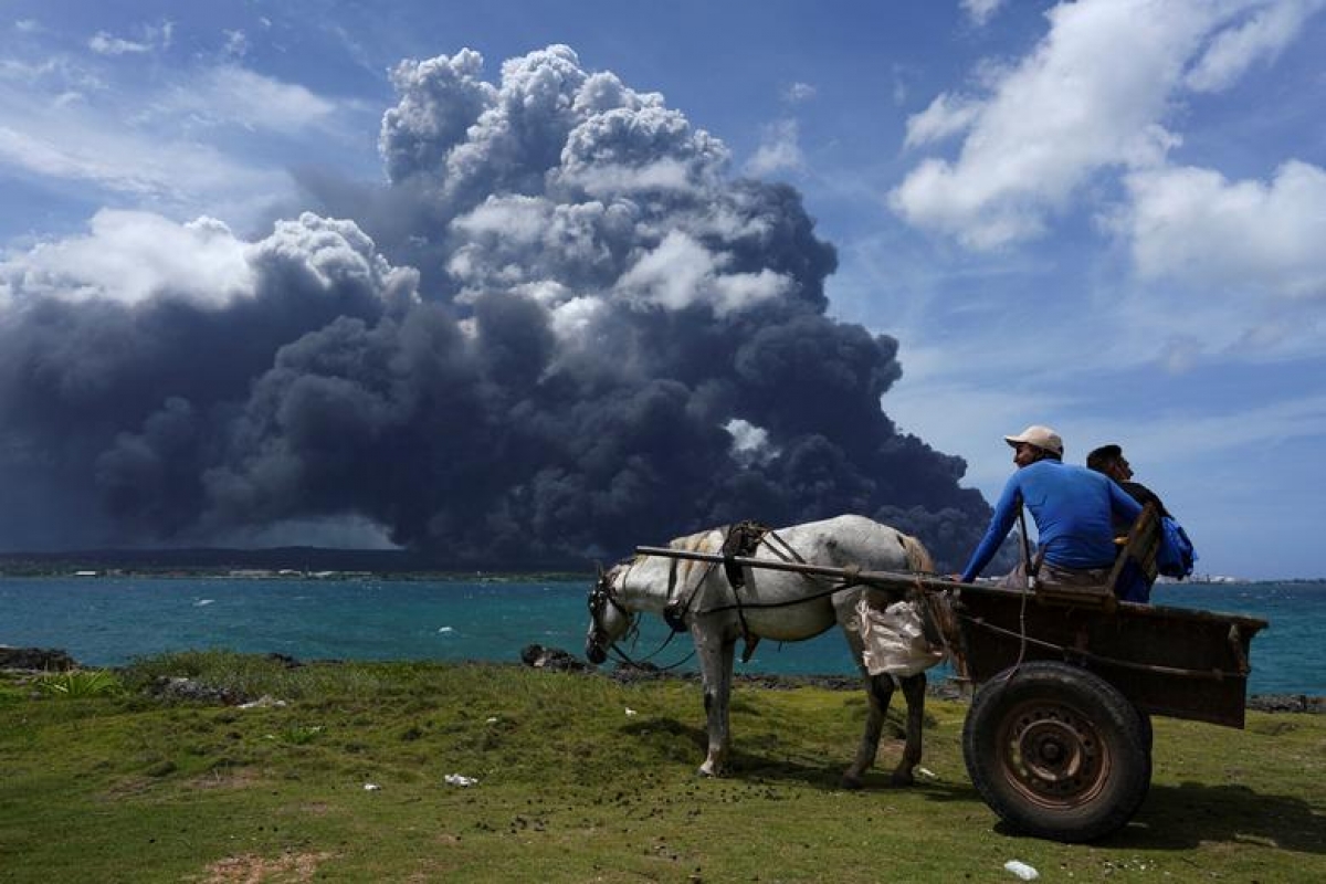 Hình ảnh kho dầu Cuba tan hoang sau vụ cháy kinh hoàng - Ảnh 13.