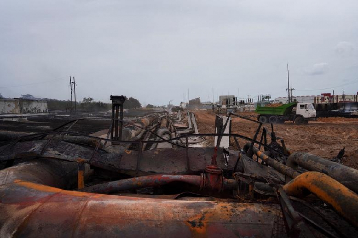 Hình ảnh kho dầu Cuba tan hoang sau vụ cháy kinh hoàng - Ảnh 4.