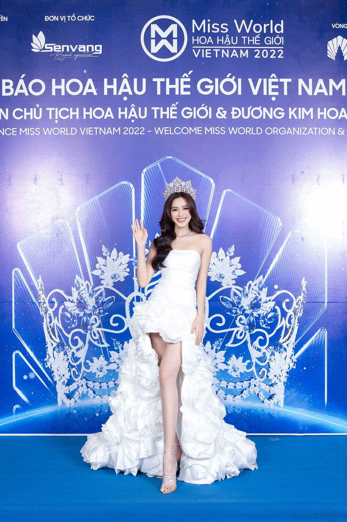 Hoa hậu Đỗ Thị Hà đẹp tựa nàng thơ với sắc trắng tinh khôi