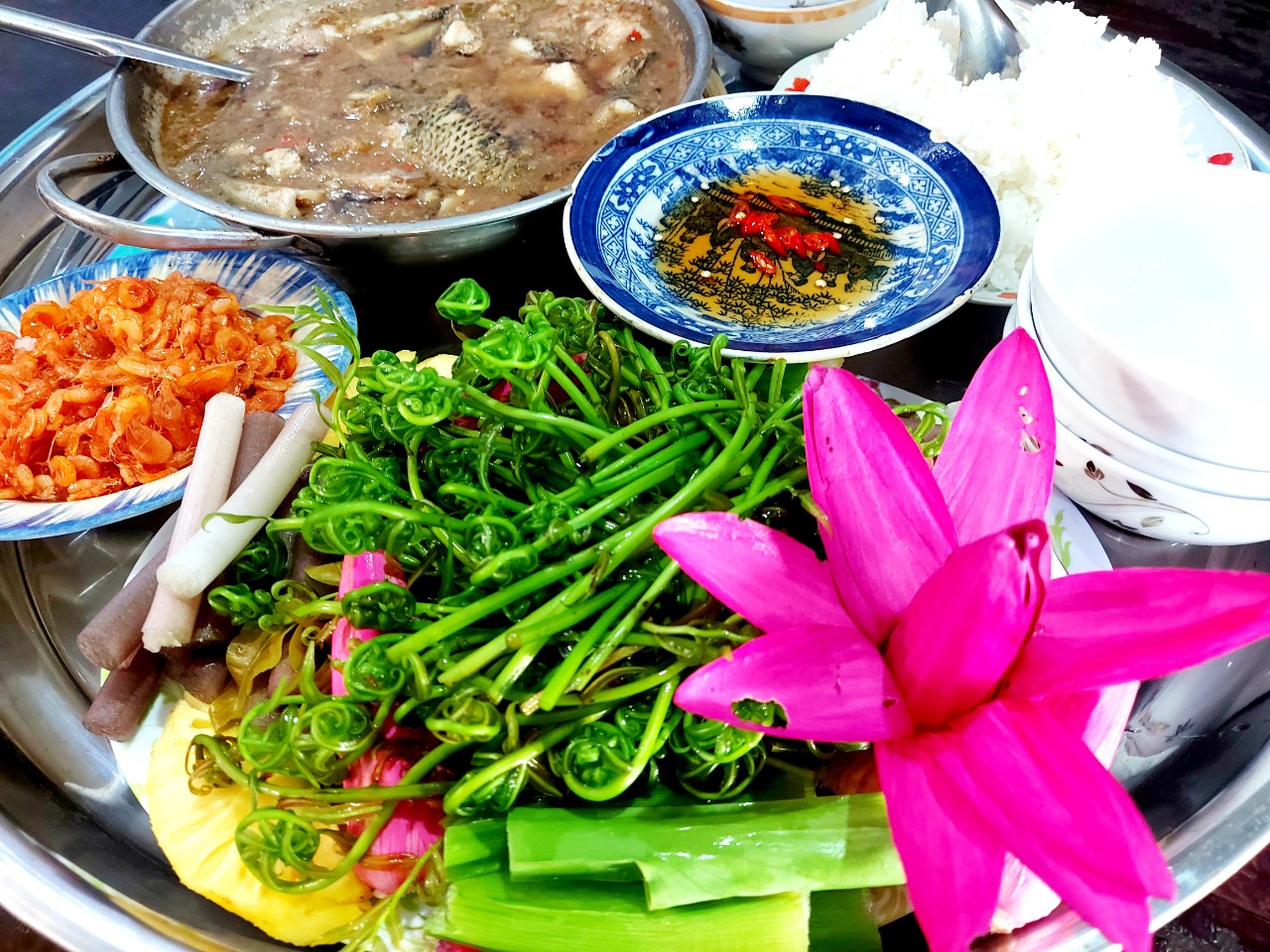 Đọt choại nhúng lẩu mắm cá đồng hao cơm phải biết - Ảnh 1. Đọt choại nhúng lẩu mắm cá đồng hao cơm phải biết - Ảnh 1.