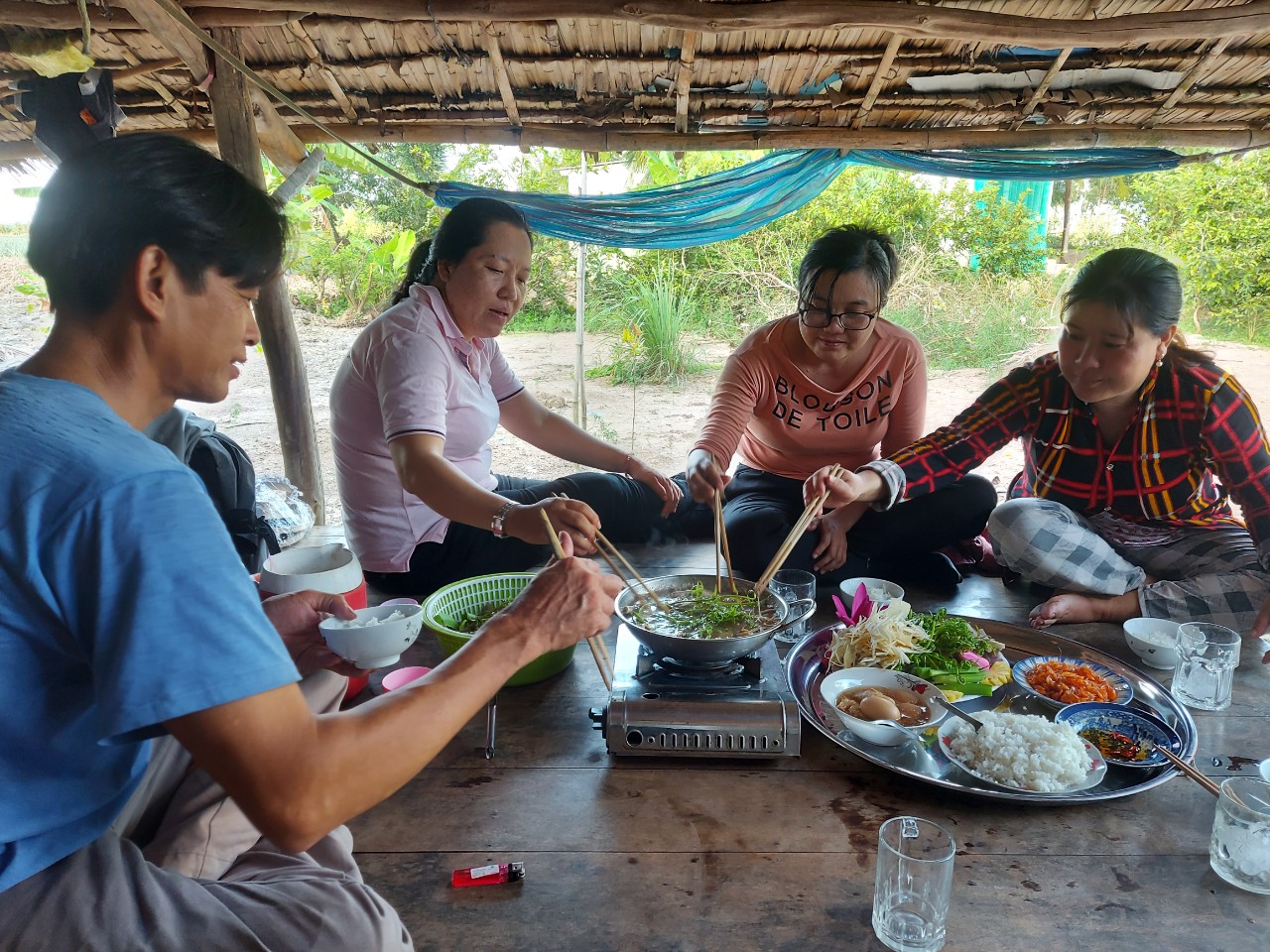 Đọt choại nhúng lẩu mắm cá đồng hao cơm phải biết - Ảnh 6. Đọt choại nhúng lẩu mắm cá đồng hao cơm phải biết - Ảnh 6.