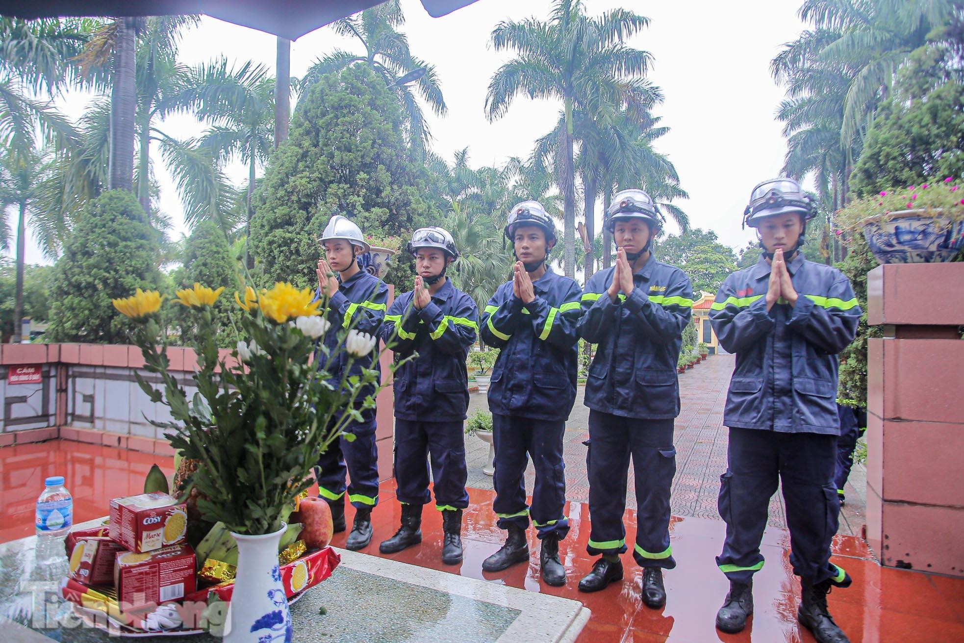 Đồng đội thắp hương tri ân 3 liệt sĩ cảnh sát PCCC ngày Rằm tháng 7 - Ảnh 14.