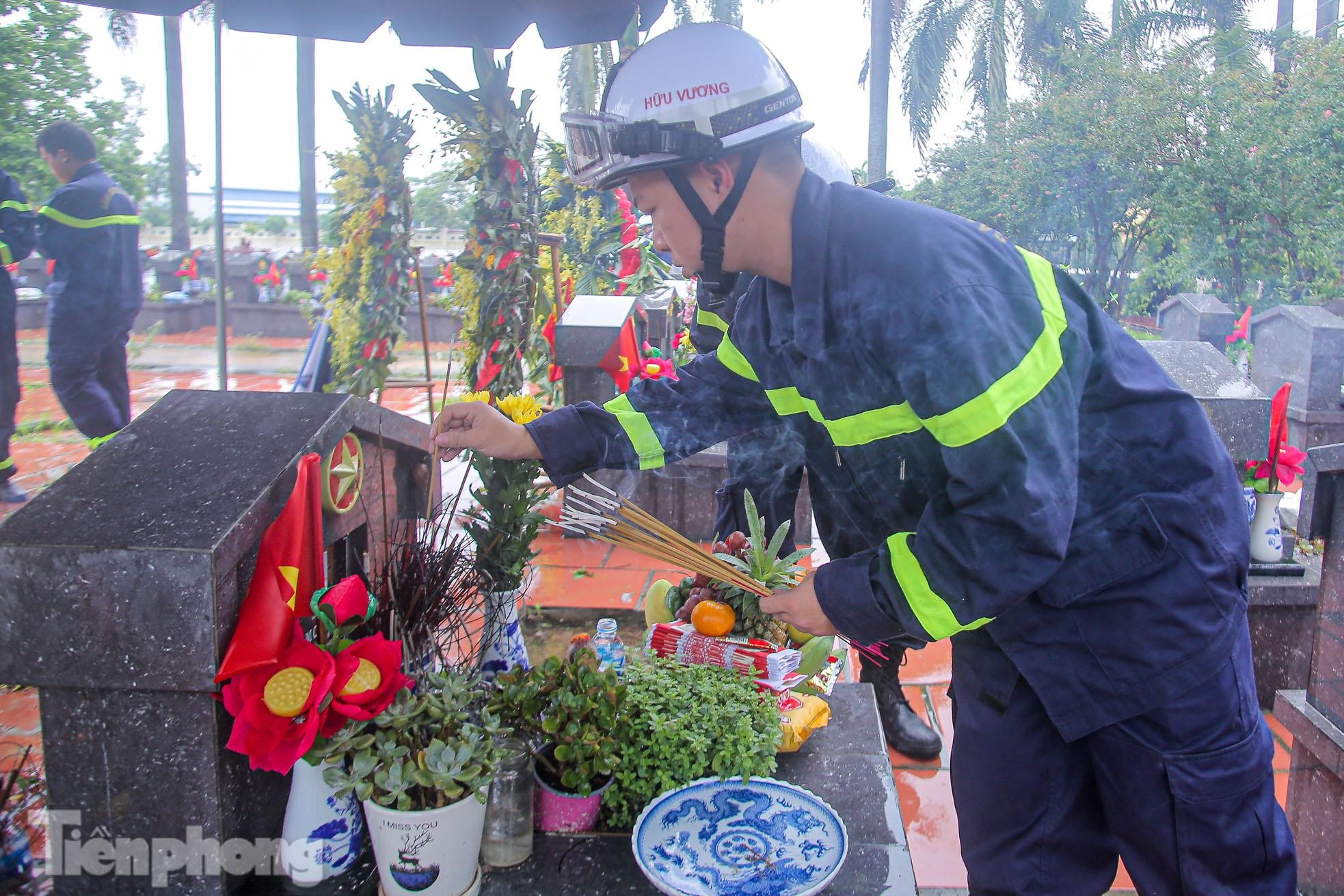 Đồng đội thắp hương tri ân 3 liệt sĩ cảnh sát PCCC ngày Rằm tháng 7 - Ảnh 8.