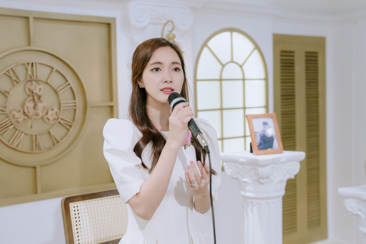 Jang Mi gây xúc động khi hát "Huyền thoại mẹ" nhân dịp Vu lan báo hiếu - Ảnh 1. Jang Mi gây xúc động khi hát "Huyền thoại mẹ" nhân dịp Vu lan báo hiếu - Ảnh 1.