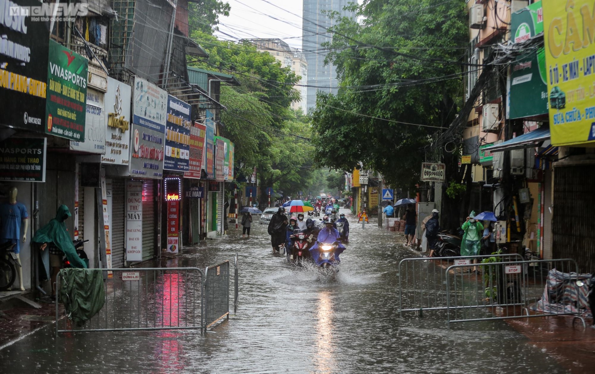 Hàng loạt xe máy &quot;chết đuối&quot; khi cố gắng vượt biển nước ở Hà Nội - Ảnh 1.