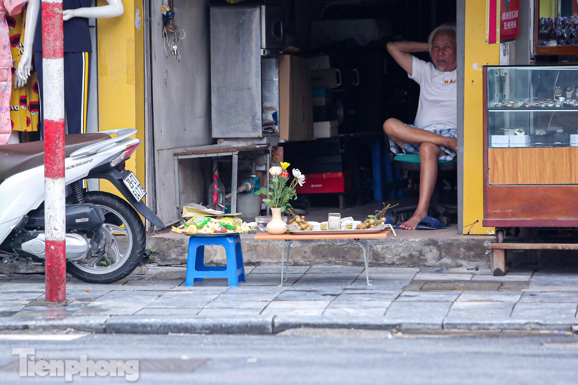 Phố cổ Hà Thành đỏ lửa đốt vàng mã cúng Rằm tháng 7 - Ảnh 3.