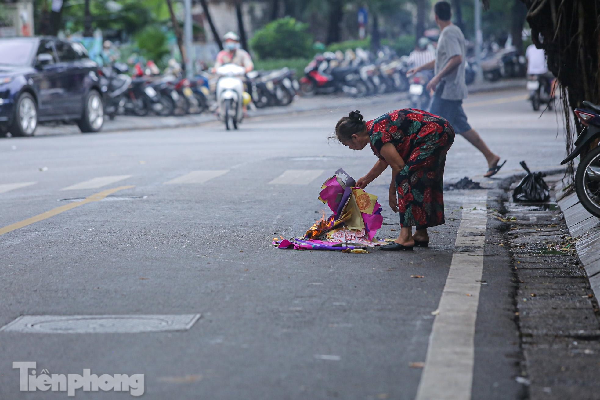 Phố cổ Hà Thành đỏ lửa đốt vàng mã cúng Rằm tháng 7 - Ảnh 11.