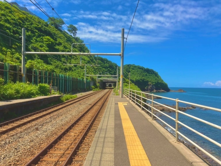 Mê đắm với ga tàu &quot;bên rìa biển xanh&quot; như lạc vào thế giới hoạt hình tại Nhật Bản - Ảnh 9.