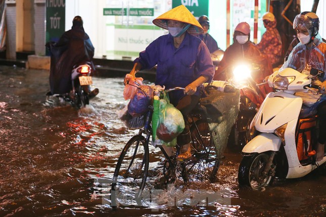 Bão số 2 gây mưa 'kỷ lục' ở Hà Nội - Ảnh 1.