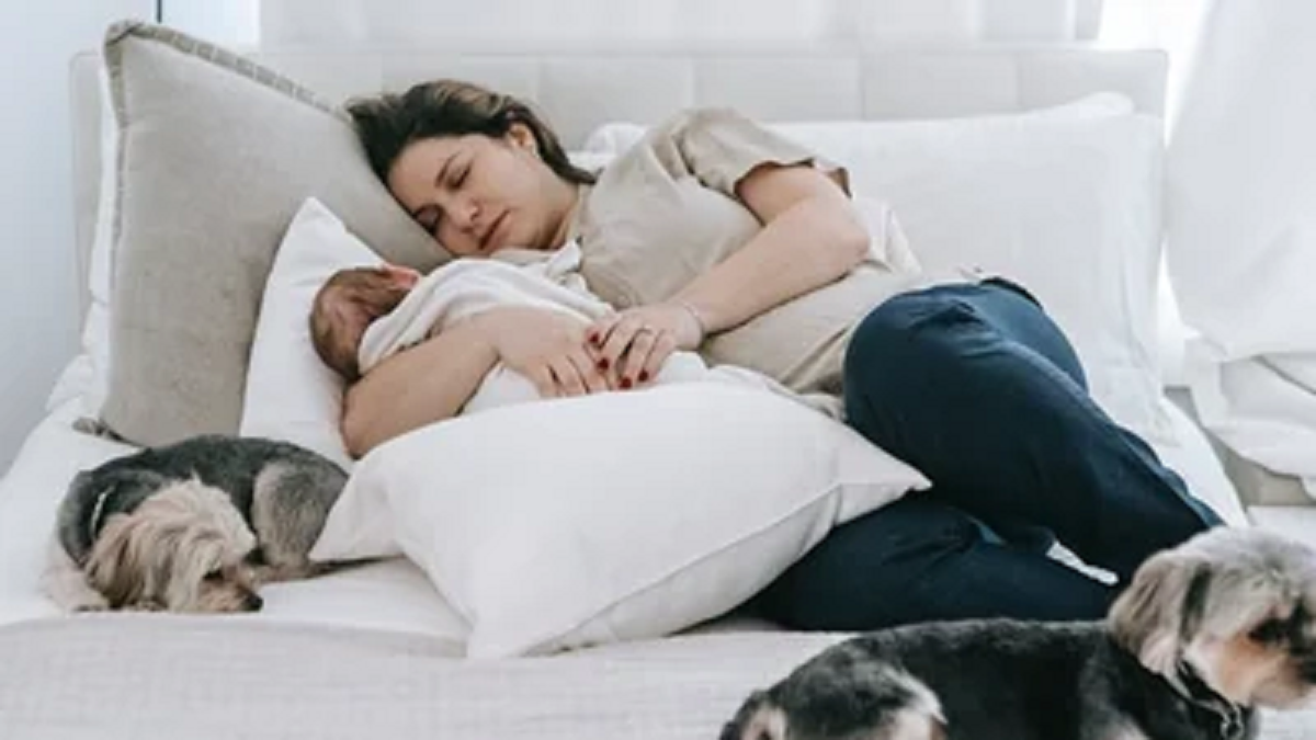 Những mẹo giúp các bà mẹ mới sinh con ngủ ngon hơn - Ảnh 1.