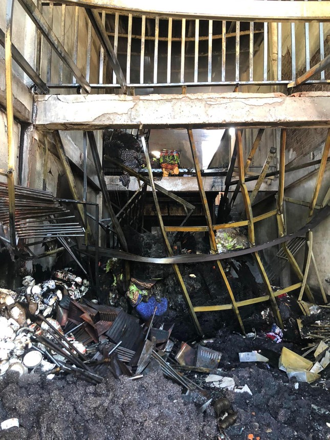 Cháy lớn trong căn nhà 2 tầng, 3 nạn nhân vẫn còn kẹt bên trong - Ảnh 2.