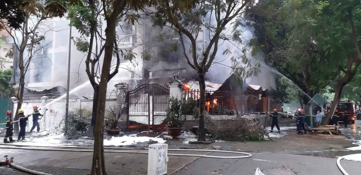 Cháy biệt thự ở Hà Nội, 1 cảnh sát PCCC bị thương - Ảnh 2.