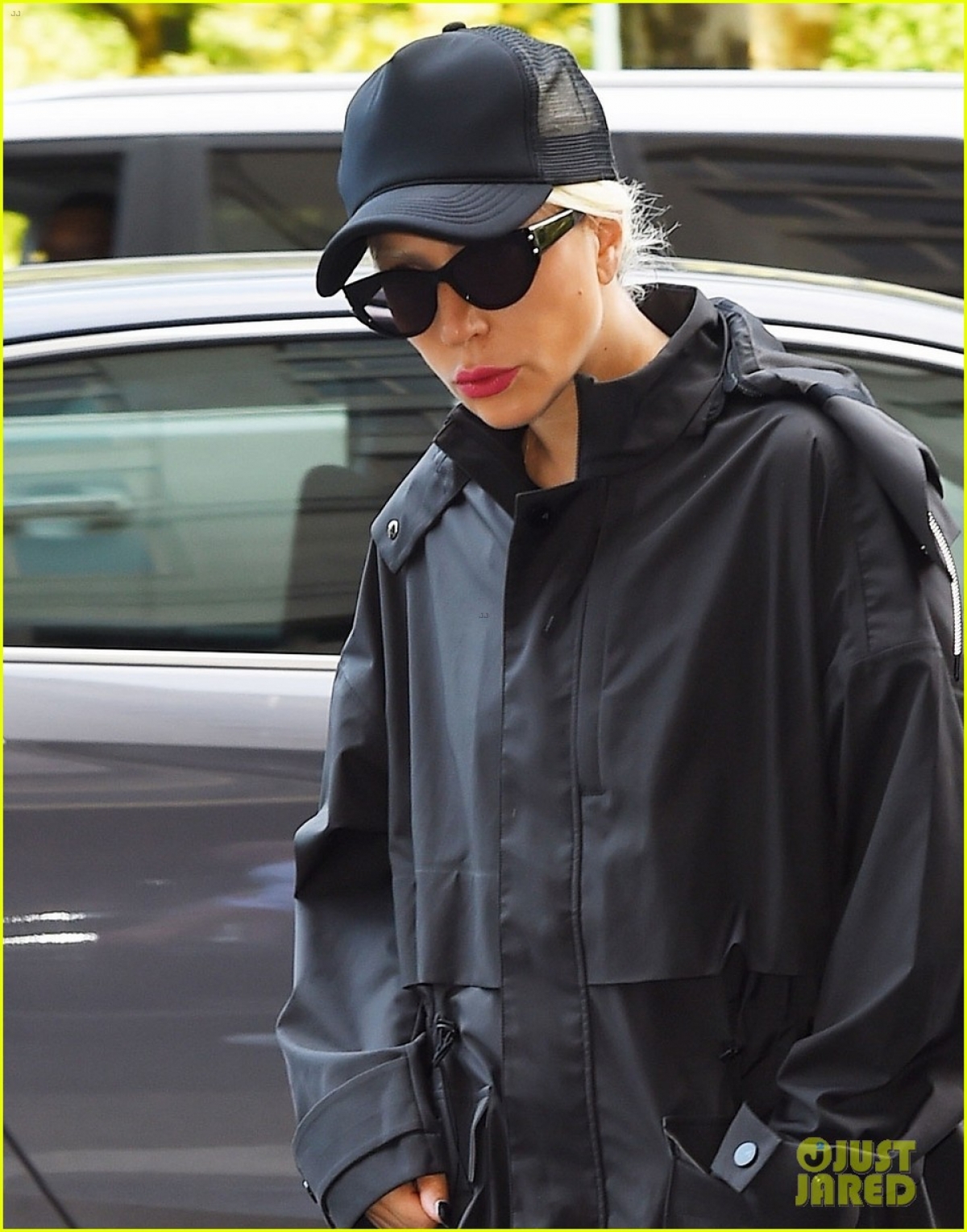 Lady Gaga gầy gò xuống phố - Ảnh 2.