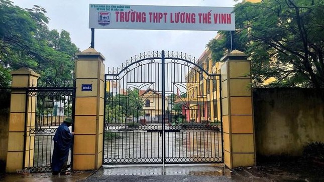 135 học sinh lớp 10 ở Quảng Ninh bất ngờ bị yêu cầu rời khỏi trường ngay khi đang học - Ảnh 2.