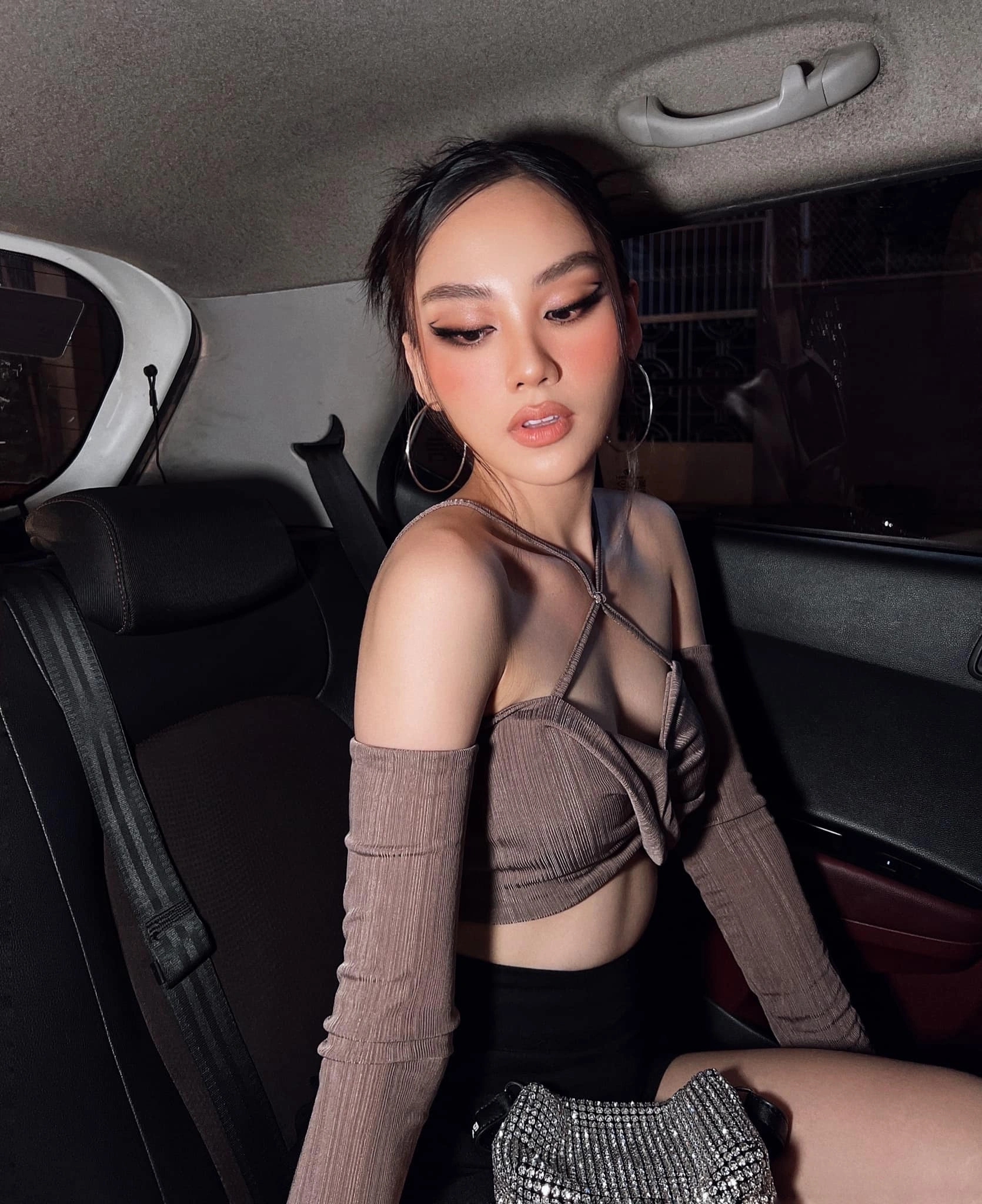 Thay đổi cách trang điểm, tân Hoa hậu Thế giới Việt Nam như thành chị em với Hoa hậu Hoàn vũ 2018 - Ảnh 9.