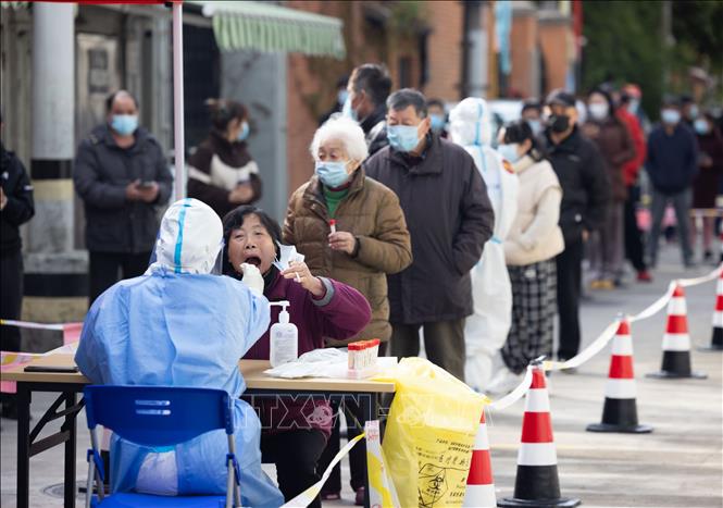 Thành phố đông dân nhất Trung Quốc tiếp tục yêu cầu xét nghiệm COVID-19 hàng tuần - Ảnh 1.