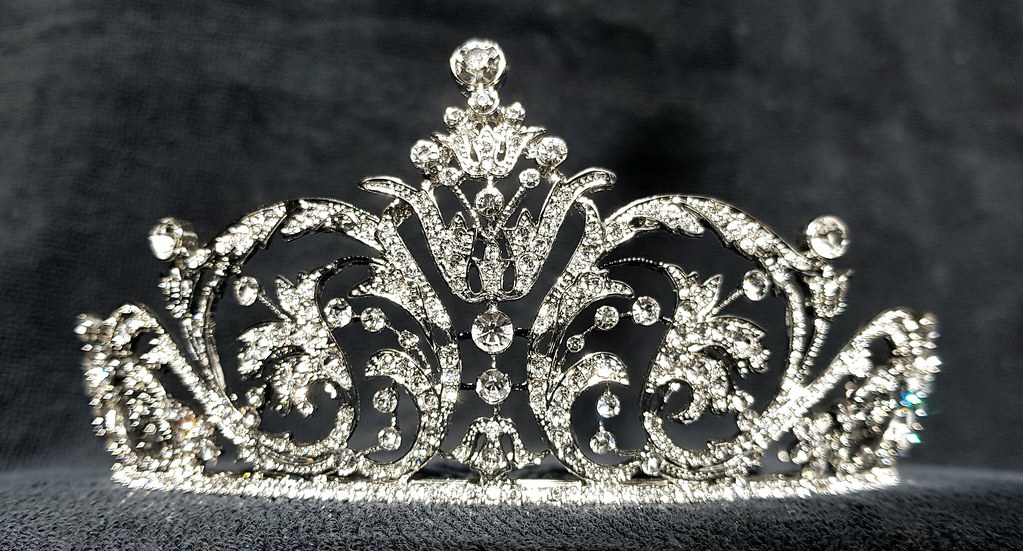 Chiếc vương miện độc nhất vô nhị của nàng dâu hoàng gia phá vỡ mọi chuẩn mực, được Nữ hoàng Anh 'đặc cách' - Ảnh 2.