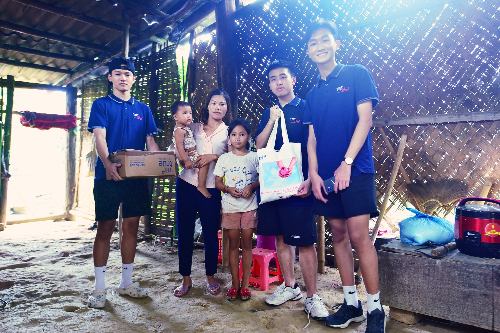 Mùa hè khó quên của học sinh TH School: Giúp đỡ những mảnh đời khó khăn và bao bài học đọng lại tâm trí - Ảnh 3.