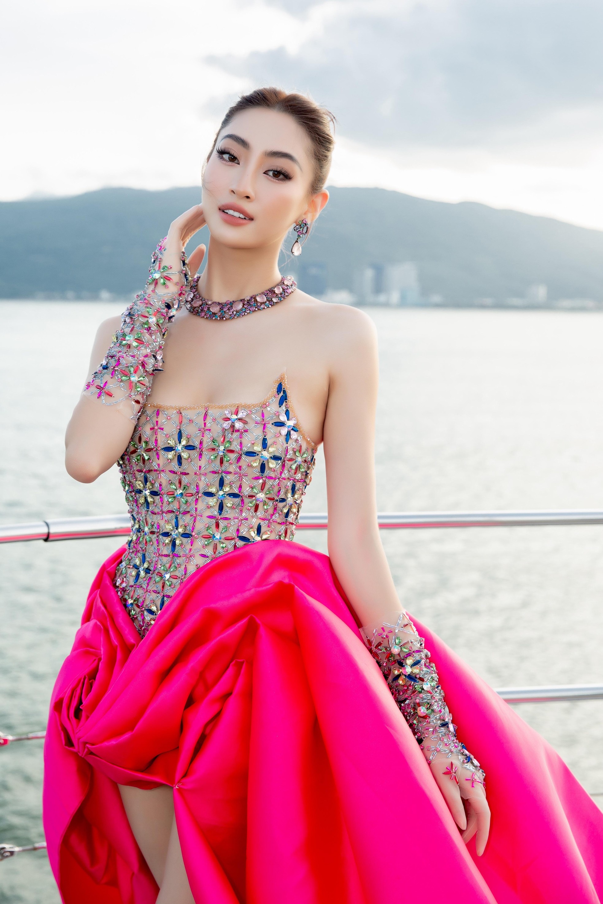 Thùy Tiên khoe dáng nóng bỏng, đón sinh nhật trên du thuyền cùng 'Hoa hậu đẹp nhất thế giới' 2021 - Ảnh 11.