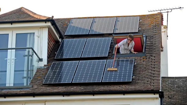 Nắng nóng kỷ lục nhưng tại sao sản lượng điện mặt trời ở Anh không tăng? - Ảnh 1.