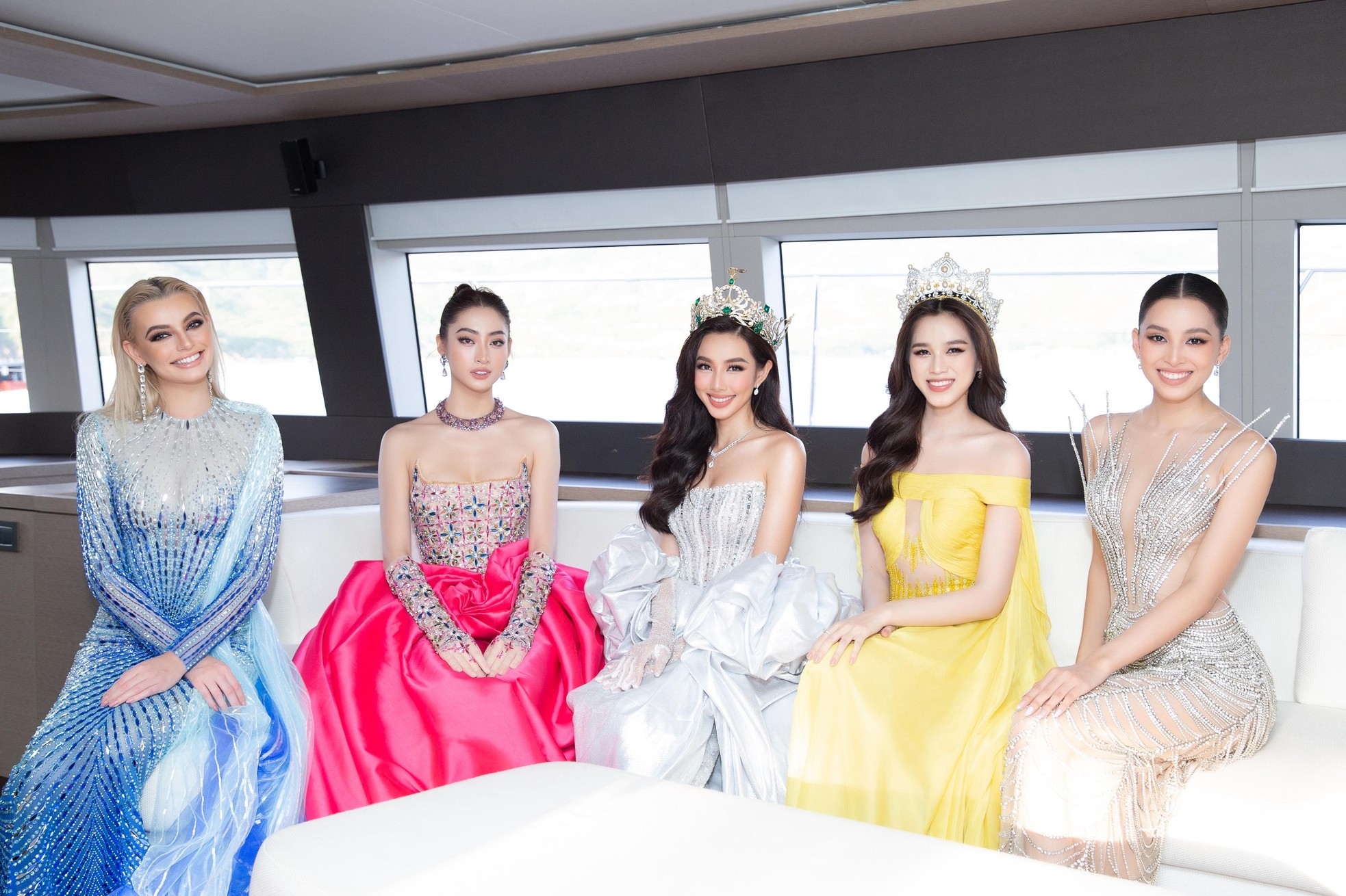 Thùy Tiên khoe dáng nóng bỏng, đón sinh nhật trên du thuyền cùng 'Hoa hậu đẹp nhất thế giới' 2021 - Ảnh 2.