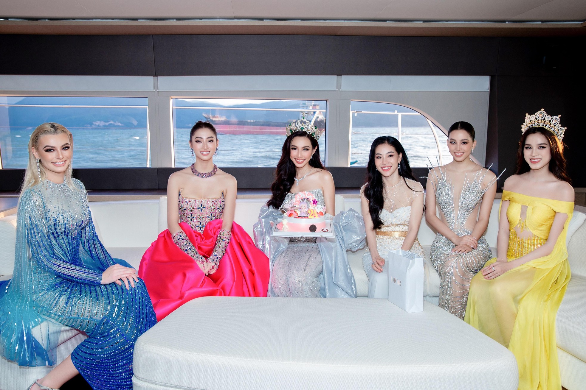 Thùy Tiên khoe dáng nóng bỏng, đón sinh nhật trên du thuyền cùng 'Hoa hậu đẹp nhất thế giới' 2021 - Ảnh 1.