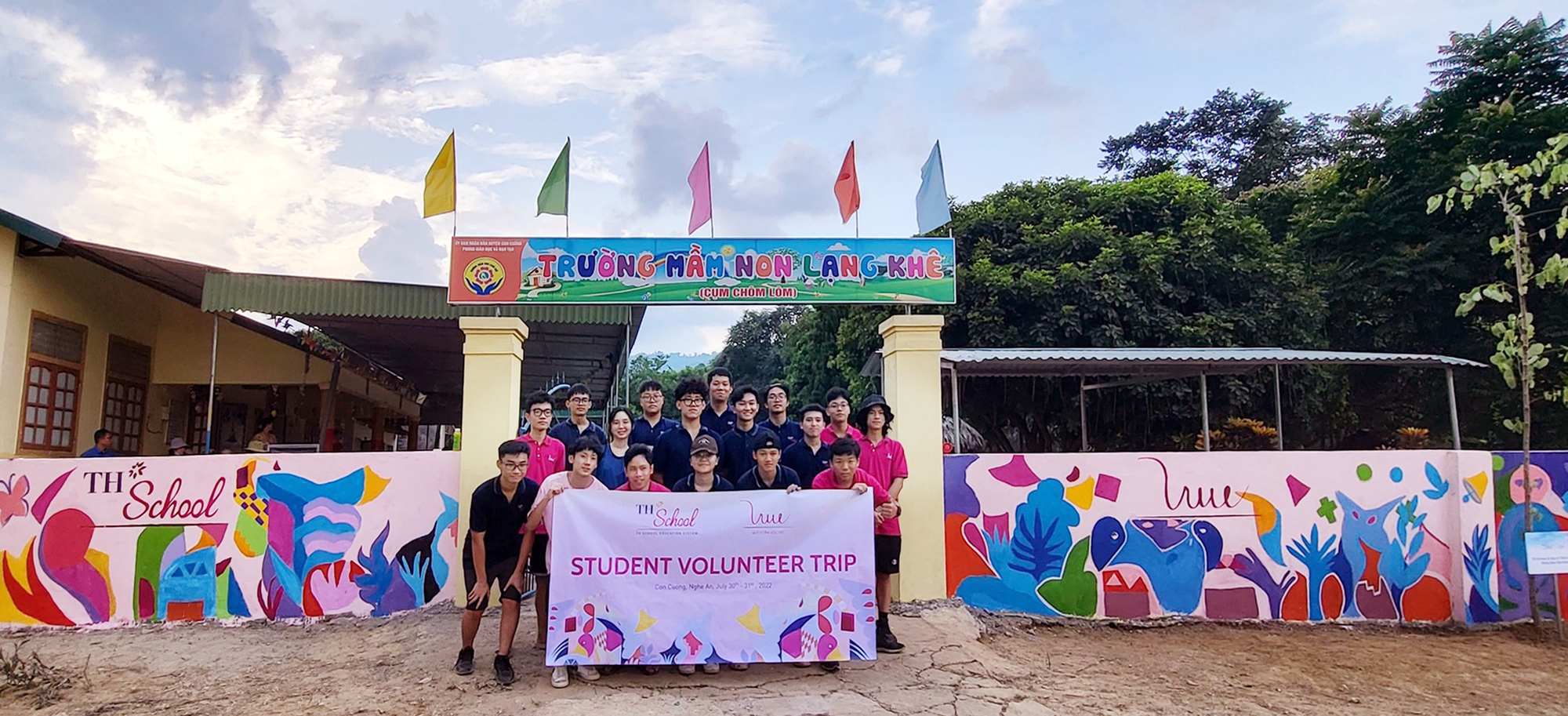 Mùa hè khó quên của học sinh TH School: Giúp đỡ những mảnh đời khó khăn và bao bài học đọng lại tâm trí - Ảnh 1.