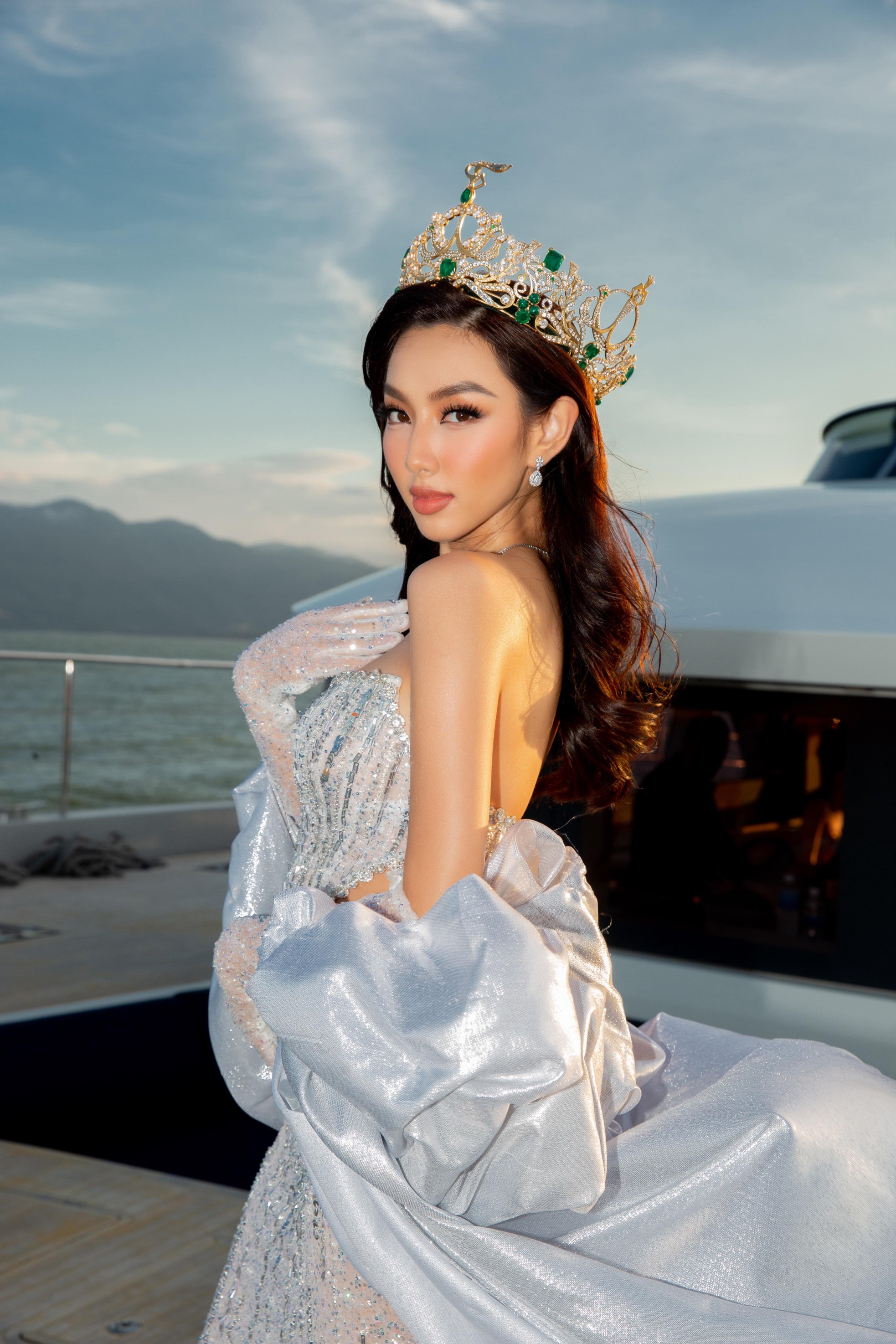 Thùy Tiên khoe dáng nóng bỏng, đón sinh nhật trên du thuyền cùng 'Hoa hậu đẹp nhất thế giới' 2021 - Ảnh 5.