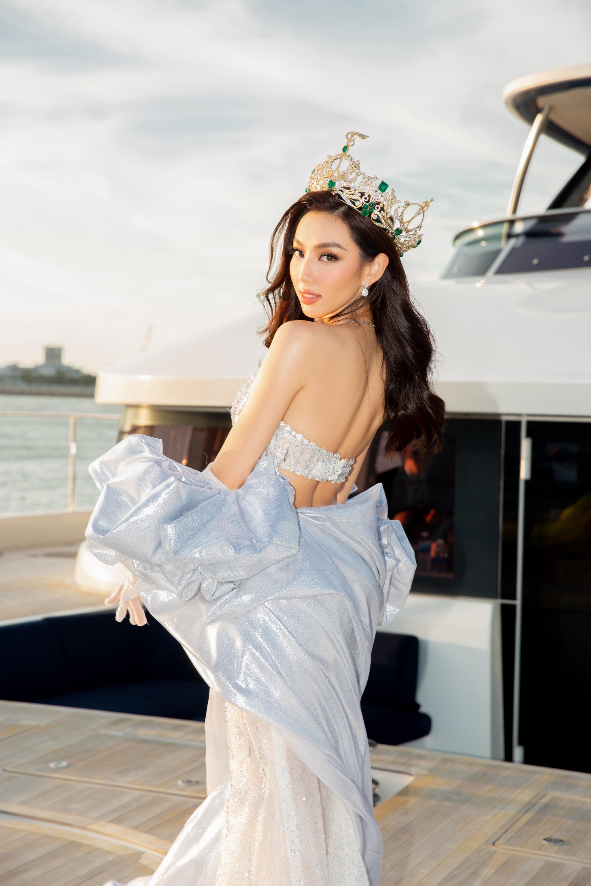 Thùy Tiên khoe dáng nóng bỏng, đón sinh nhật trên du thuyền cùng 'Hoa hậu đẹp nhất thế giới' 2021 - Ảnh 4.