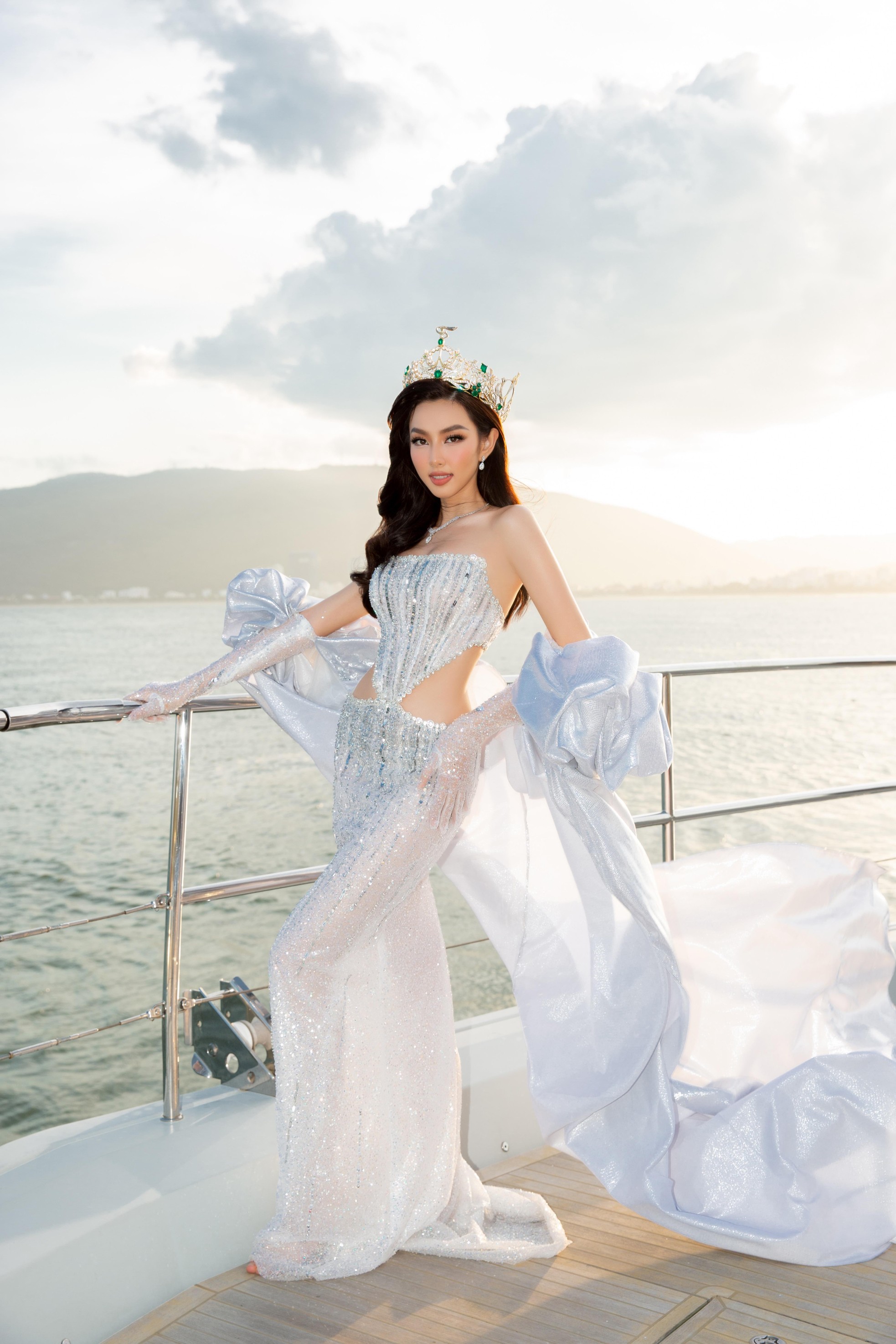 Thùy Tiên khoe dáng nóng bỏng, đón sinh nhật trên du thuyền cùng 'Hoa hậu đẹp nhất thế giới' 2021 - Ảnh 3.
