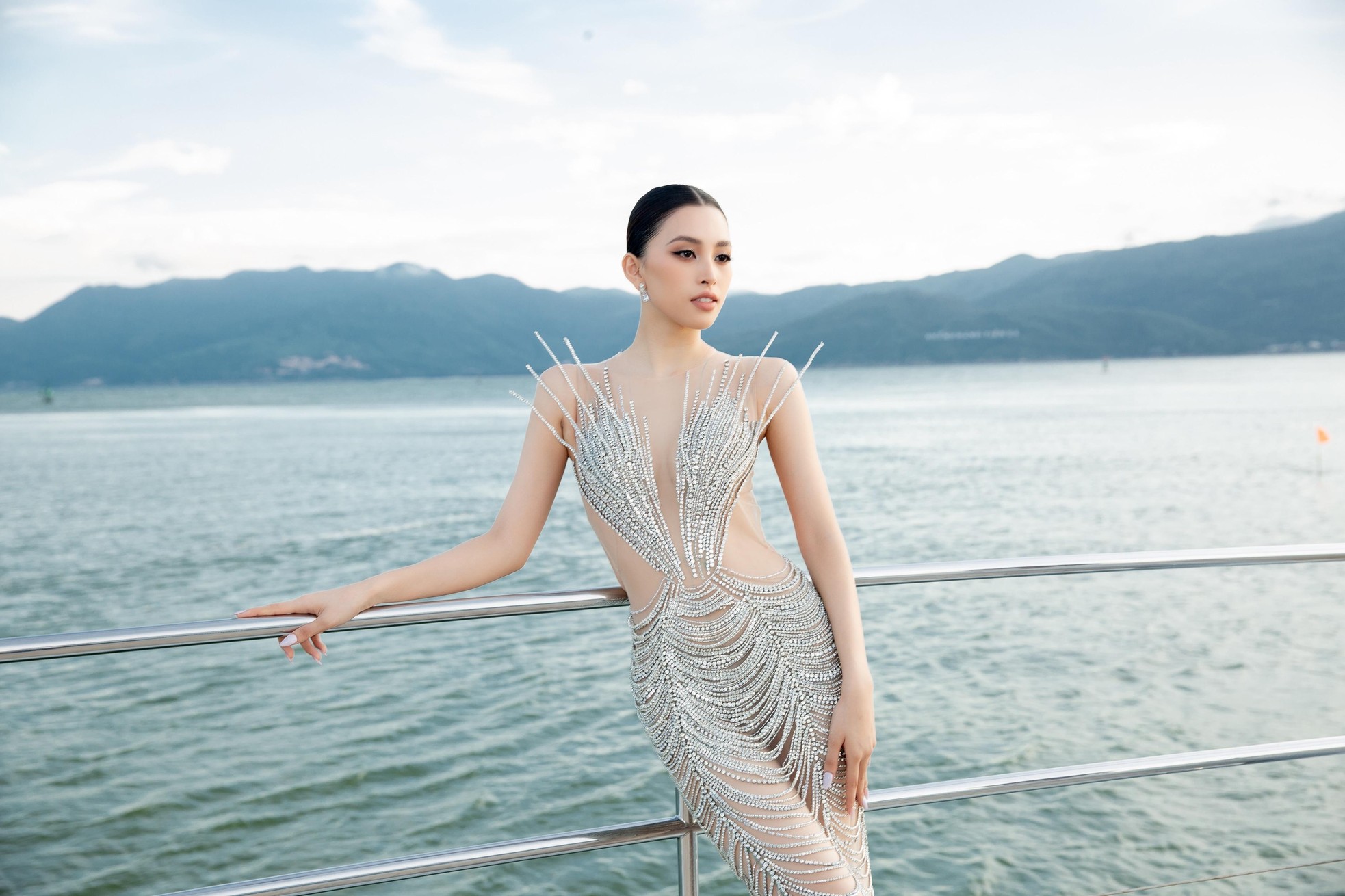 Thùy Tiên khoe dáng nóng bỏng, đón sinh nhật trên du thuyền cùng 'Hoa hậu đẹp nhất thế giới' 2021 - Ảnh 10.