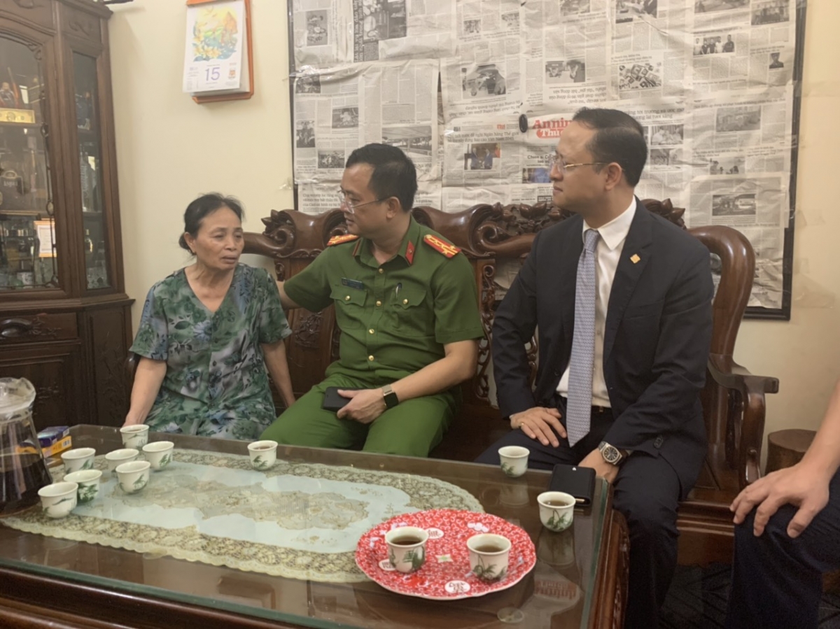 Trao tặng sổ tiết kiệm cho gia đình 3 liệt sỹ Cảnh sát PCCC ở Hà Nội - Ảnh 3.