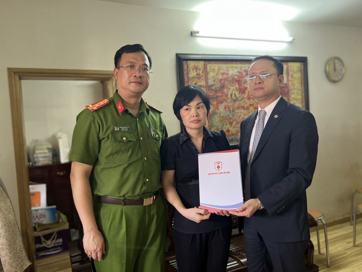 Trao tặng sổ tiết kiệm cho gia đình 3 liệt sỹ Cảnh sát PCCC ở Hà Nội - Ảnh 1.