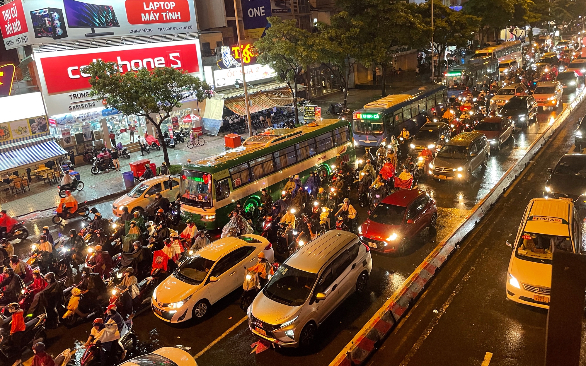 TPHCM: 8 giờ tối, người và phương tiện vẫn "chôn chân" giữa đường vì ngập nặng, kẹt xe