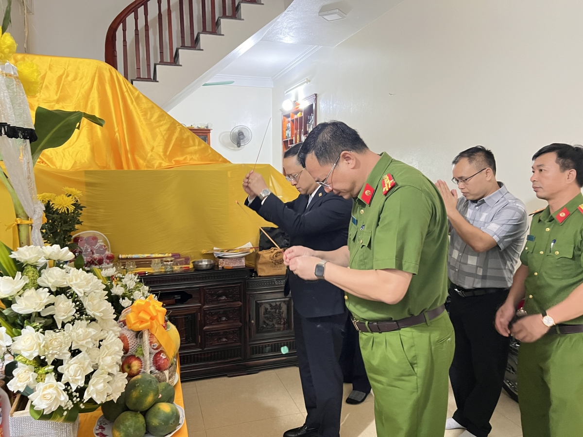 Trao tặng sổ tiết kiệm cho gia đình 3 liệt sỹ Cảnh sát PCCC ở Hà Nội - Ảnh 4.