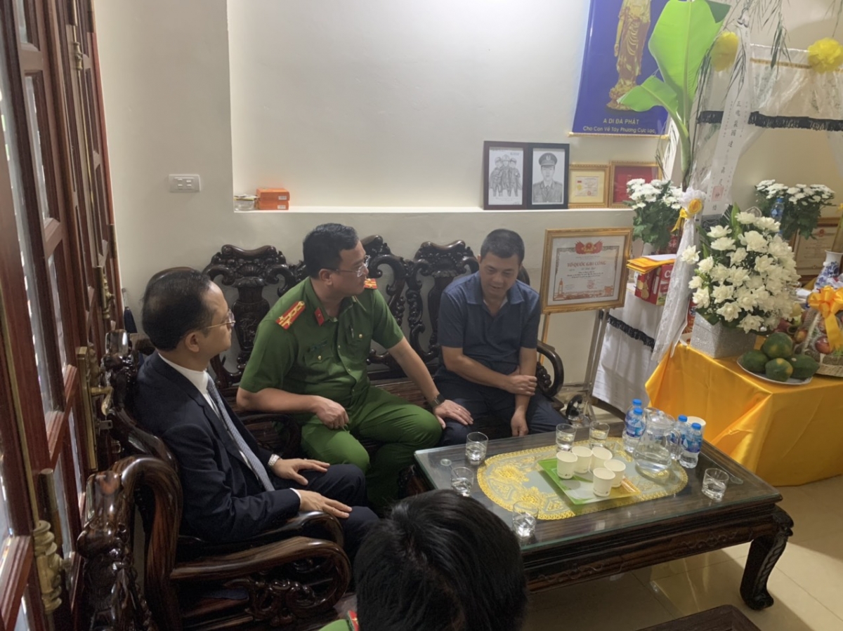 Trao tặng sổ tiết kiệm cho gia đình 3 liệt sỹ Cảnh sát PCCC ở Hà Nội - Ảnh 5.