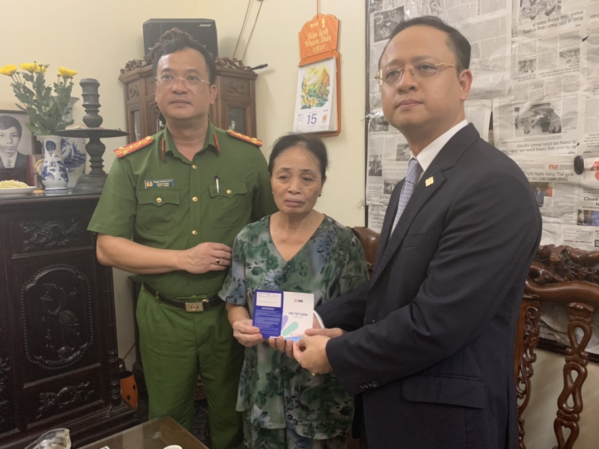 Trao tặng sổ tiết kiệm cho gia đình 3 liệt sỹ Cảnh sát PCCC ở Hà Nội - Ảnh 2.