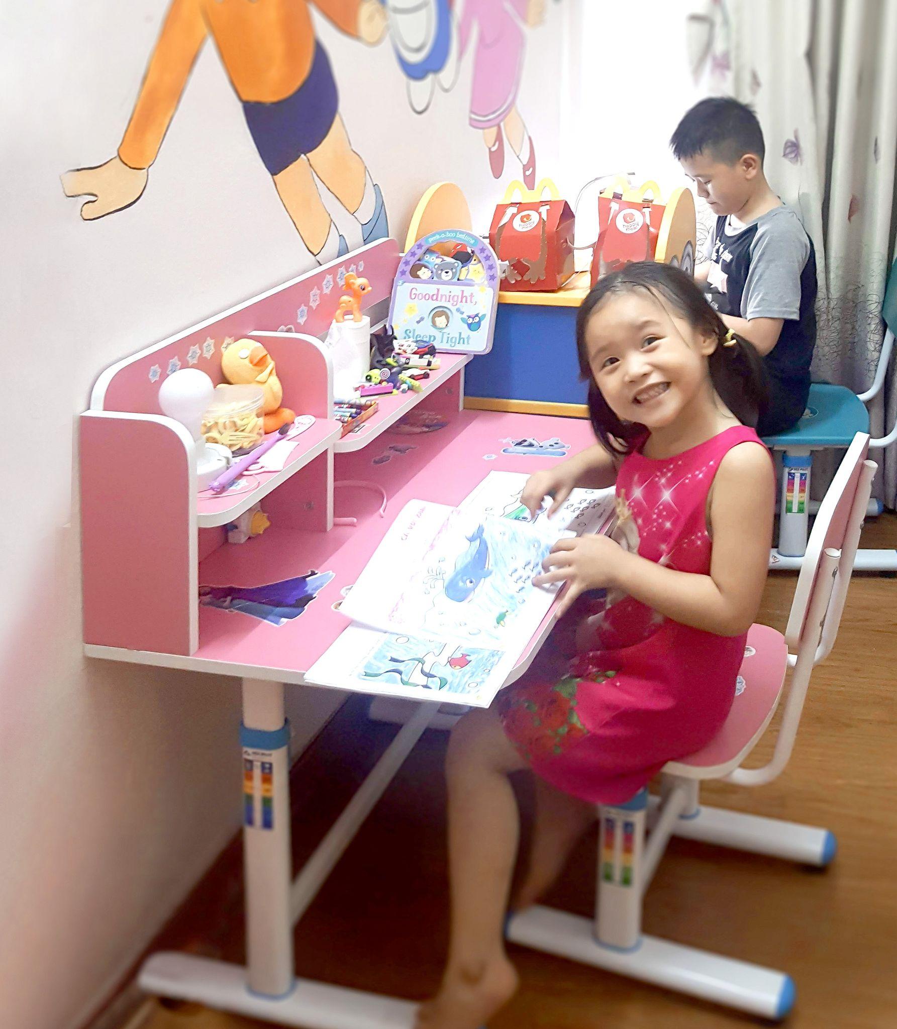 Giúp con nâng cao tinh thần tự giác học tập tại nhà nhờ bộ bàn ghế đúng chuẩn - Ảnh 2. Giúp con nâng cao tinh thần tự giác học tập tại nhà nhờ bộ bàn ghế đúng chuẩn - Ảnh 2.